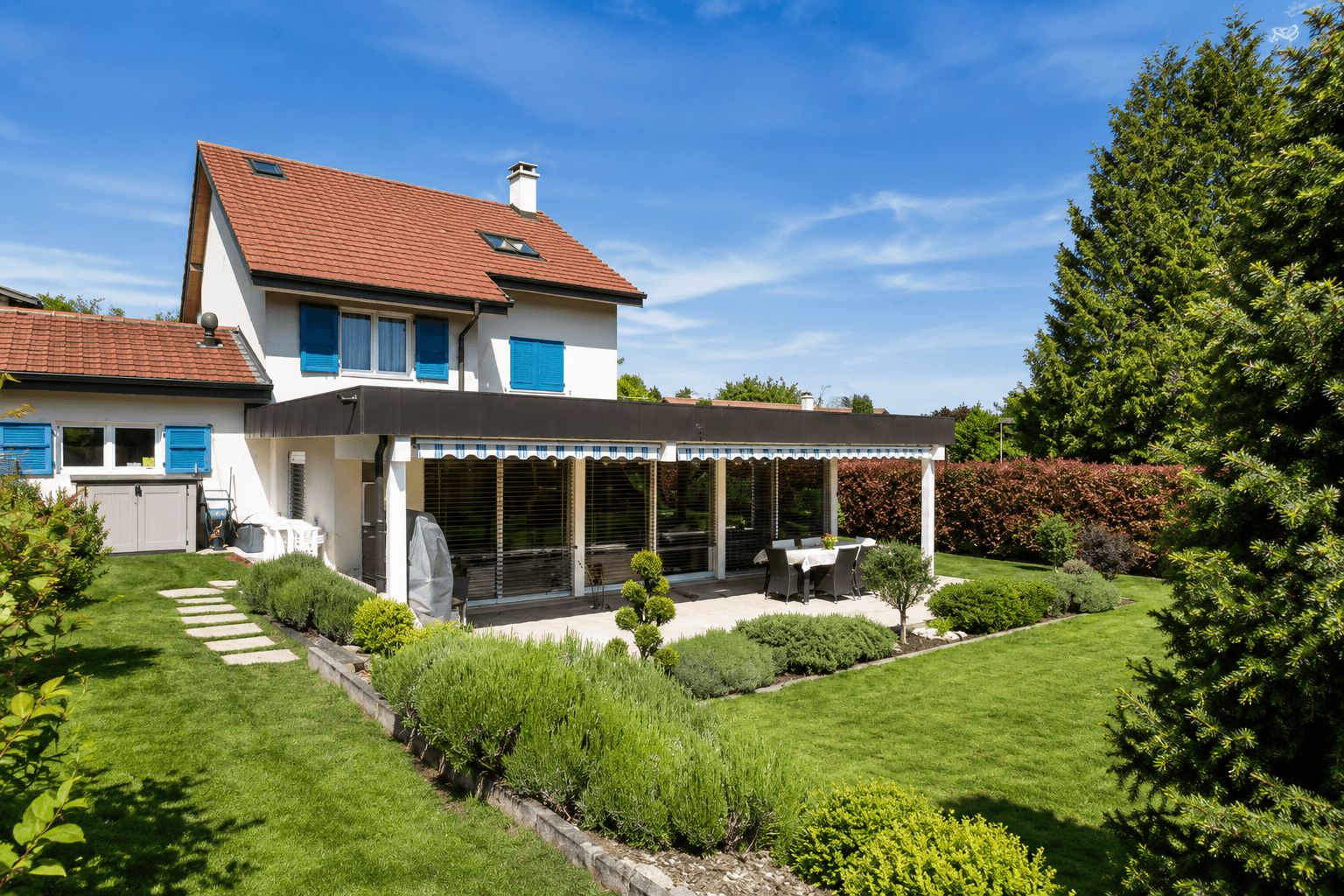 Villa jumelle par les garages