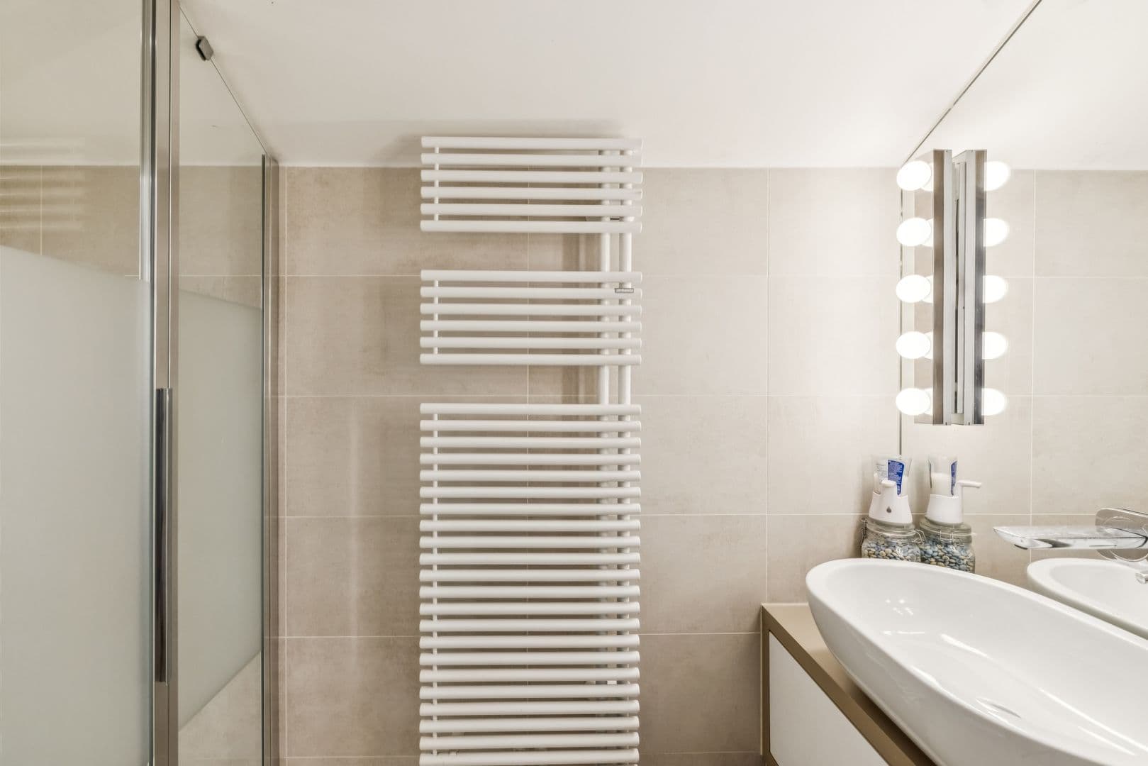 La salle de douche en suite de la chambre sous combles