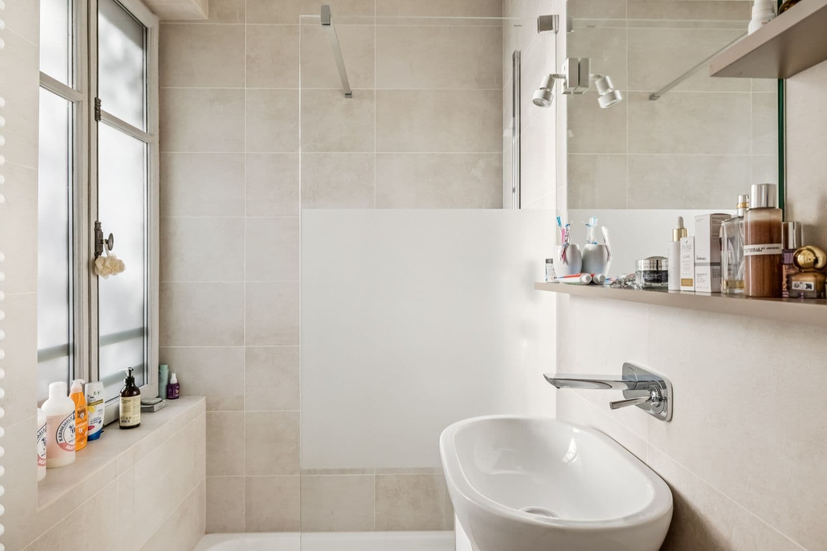 La salle de douche attenante à la seconde suite