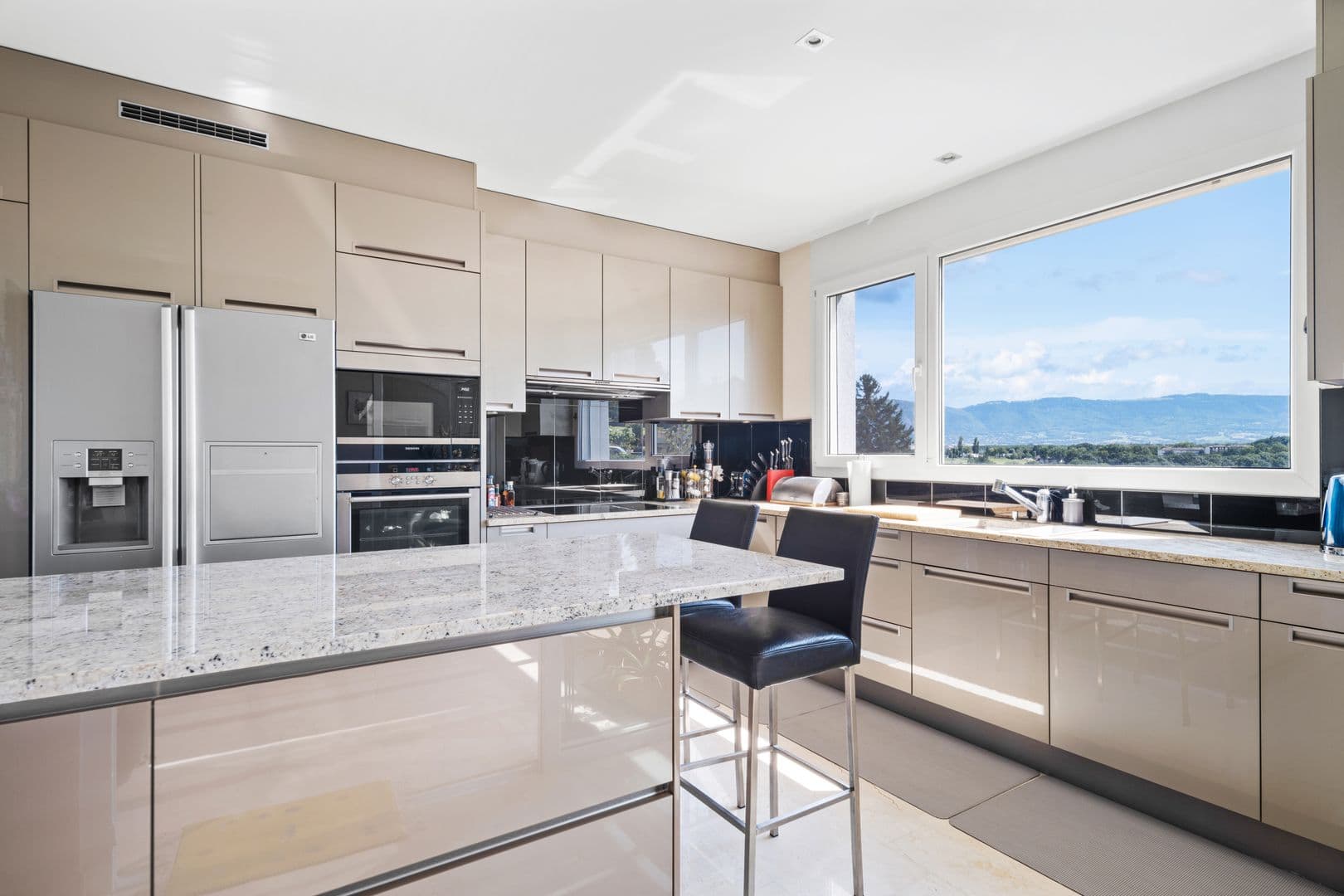 Moderne, voll ausgestattete Küche