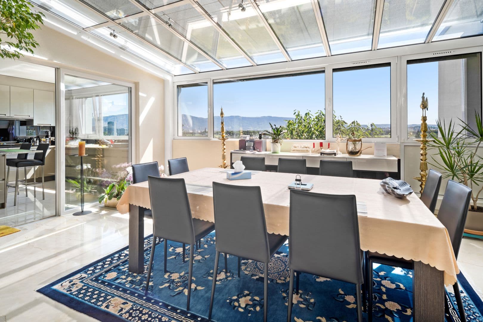 Sehr helles Esszimmer mit freiem Blick