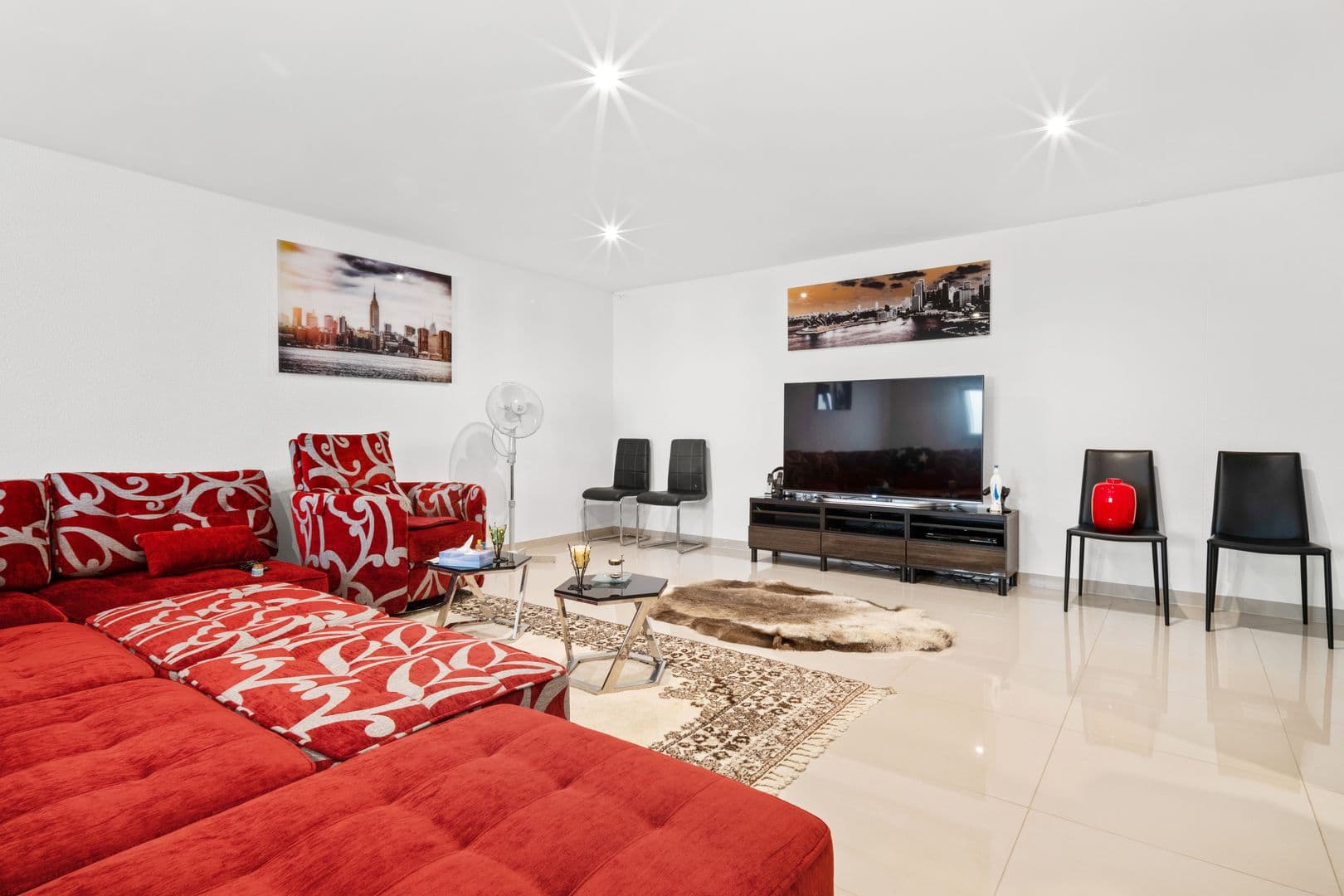 Sehr großes Fernsehzimmer mit Fitnessraum