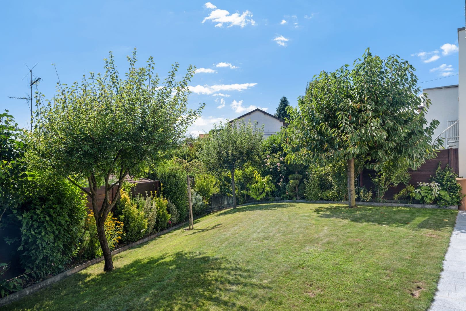 Schön angelegter Garten