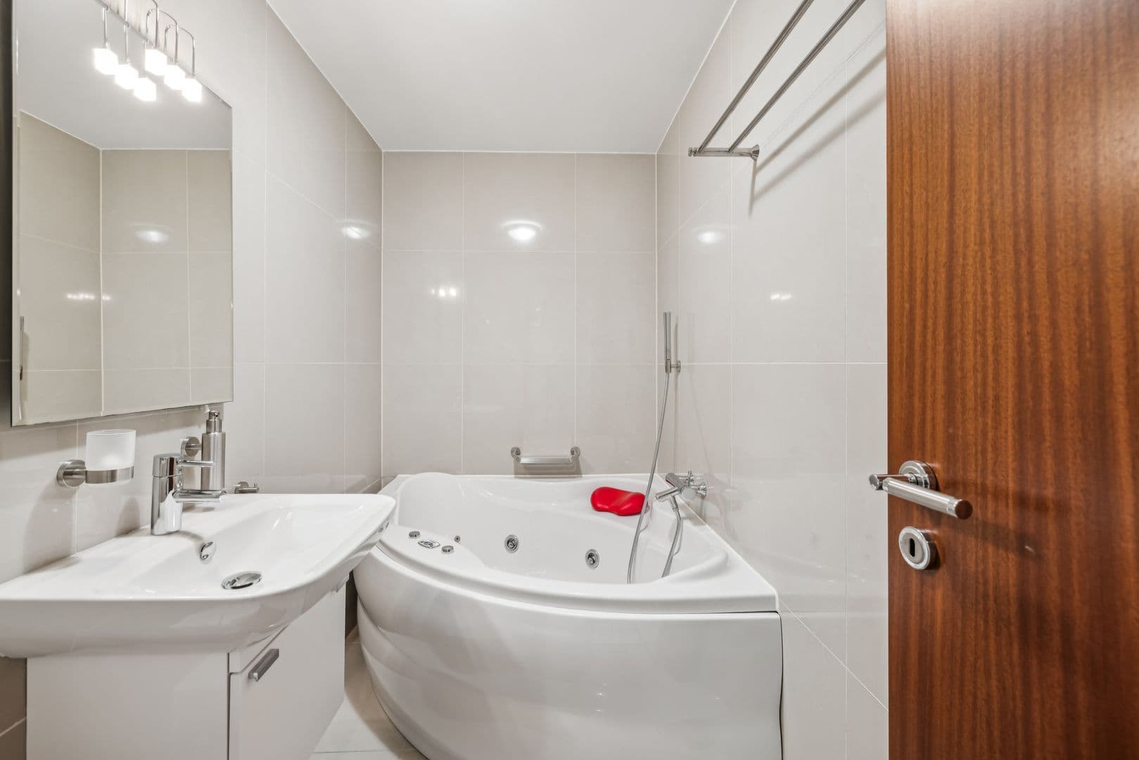 Ein Badezimmer mit BALNEO-Badewanne