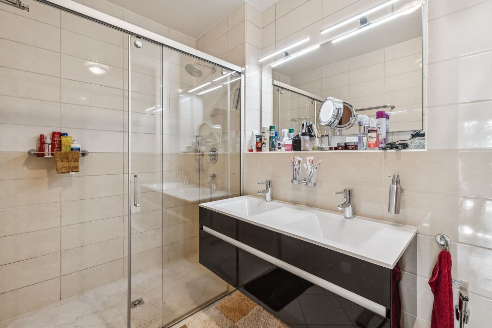 Das angrenzende Duschbad der Mastersuite