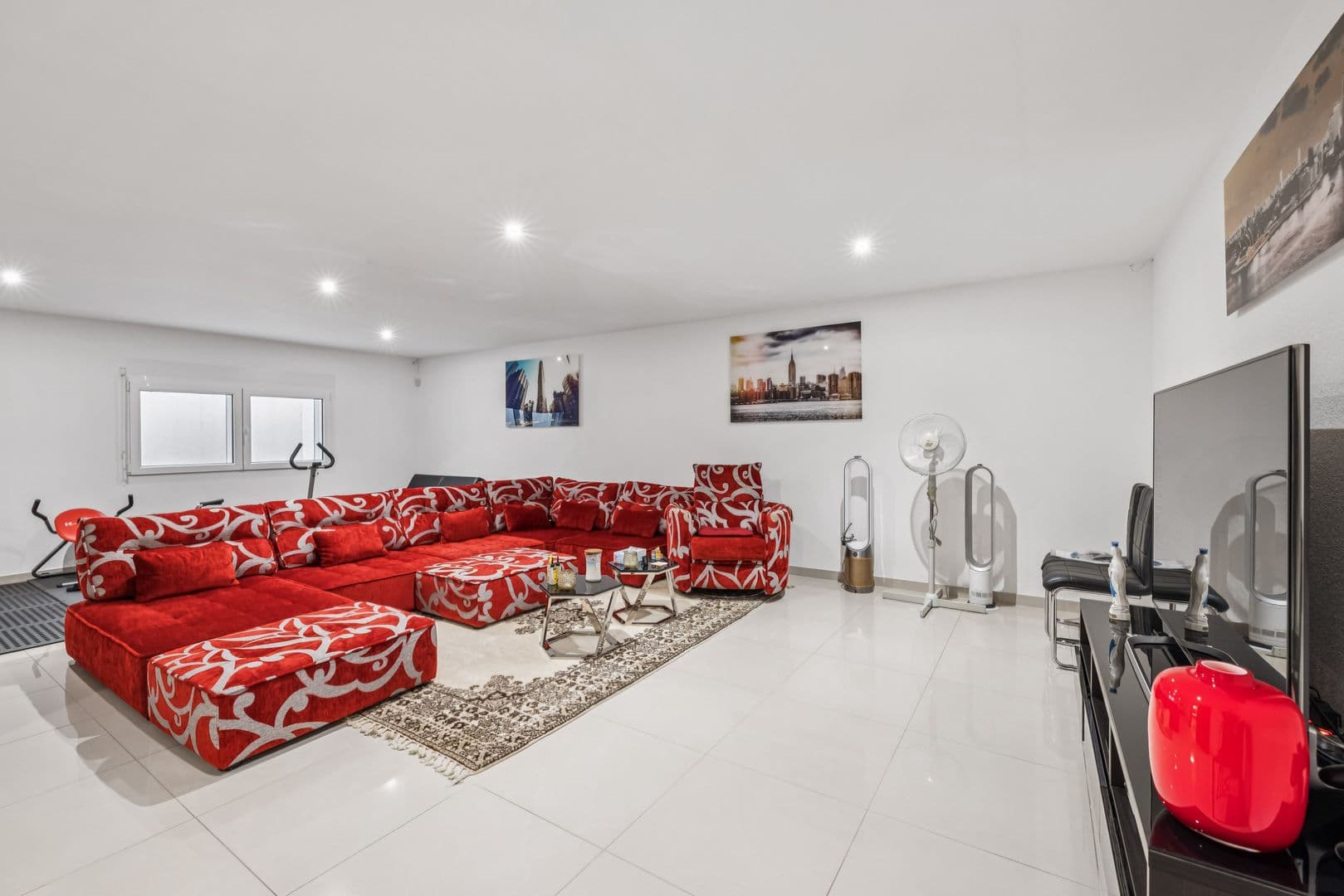 Sehr großes Fernsehzimmer mit Fitnessraum