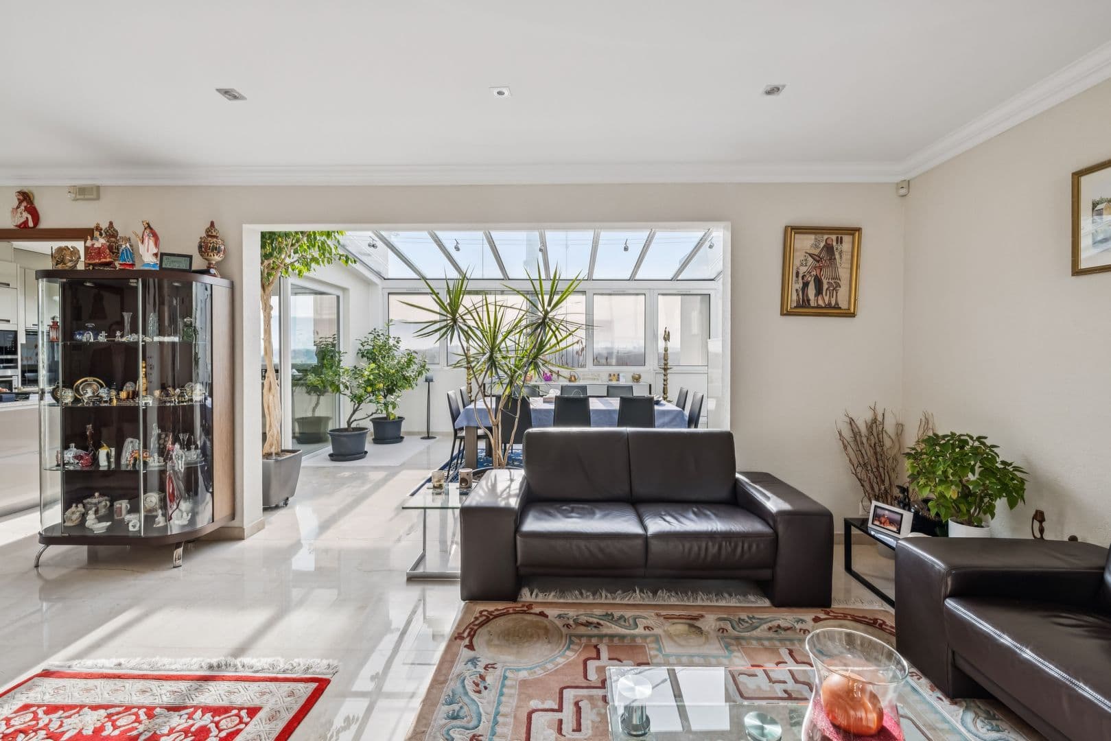 Großes Wohnzimmer mit offenem Essbereich