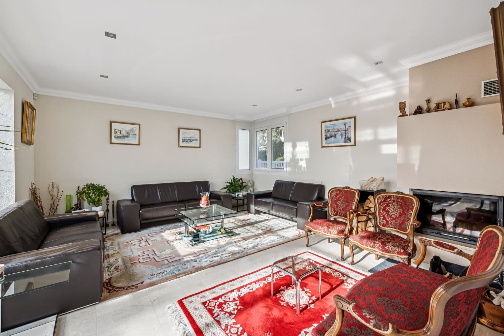 Großes Wohnzimmer mit Kamin