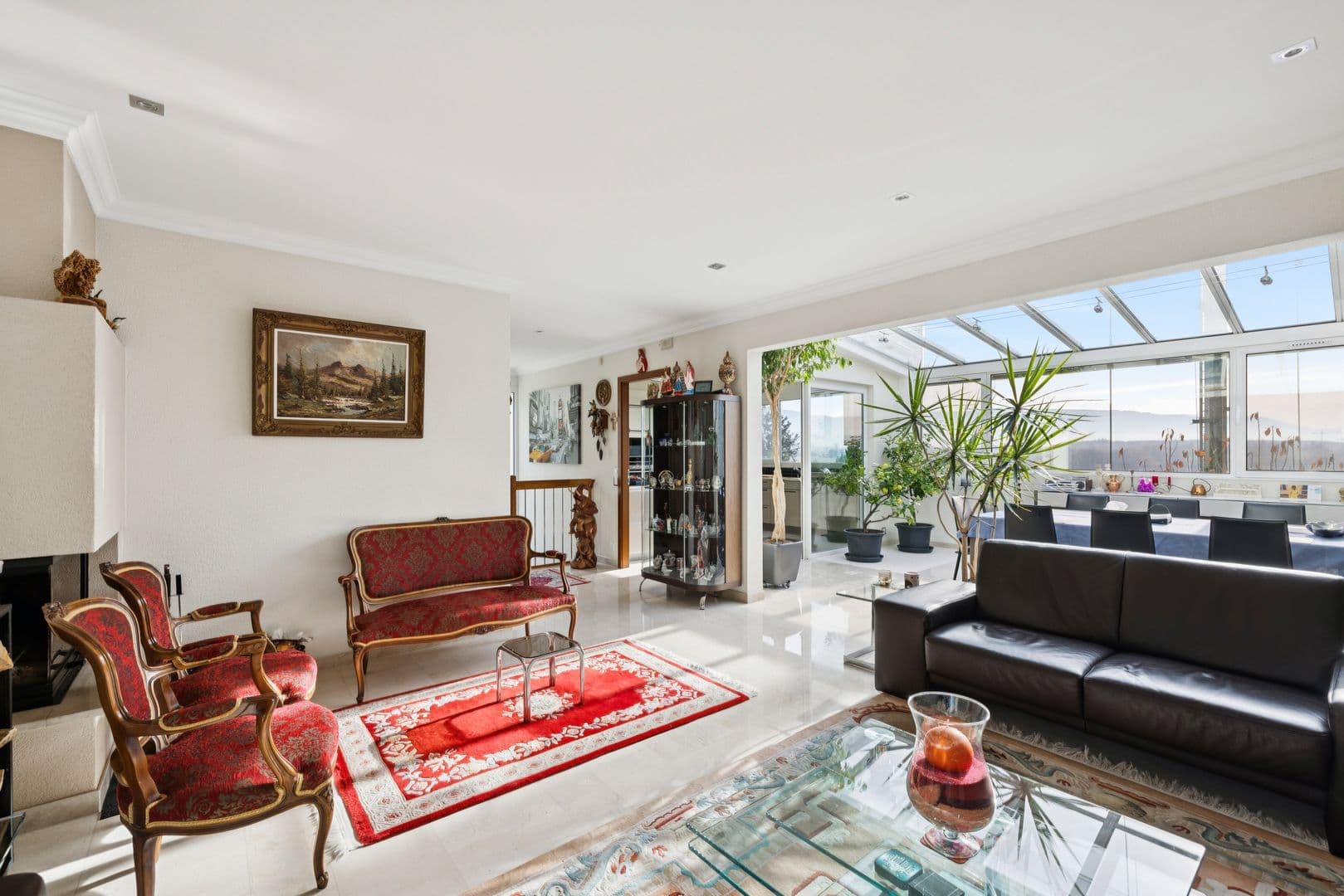 Großes Wohnzimmer mit Kamin