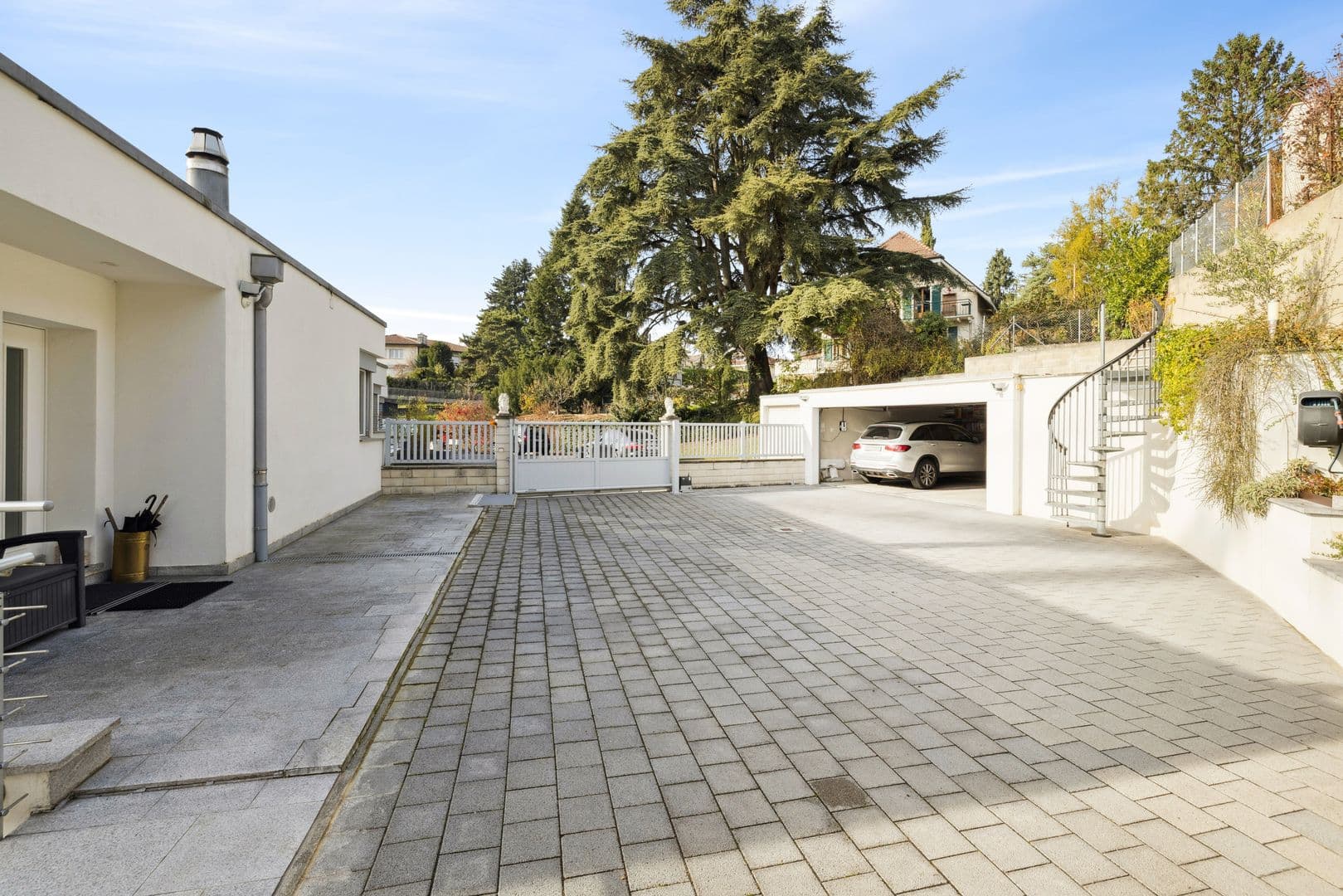 Großer Hof für mehrere Fahrzeuge, mit Doppelgarage