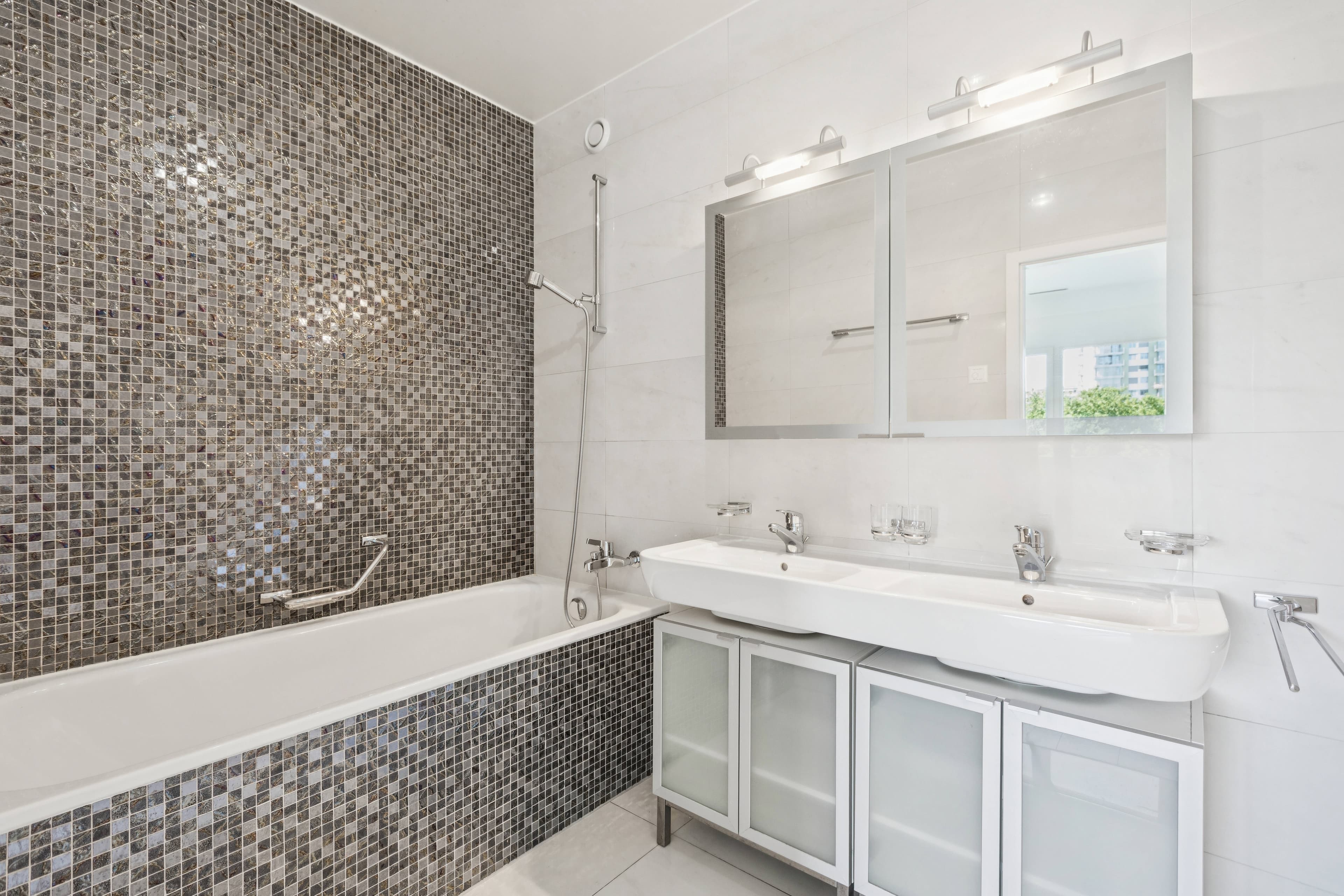 Salle de bains en enfilade de la suite parentale