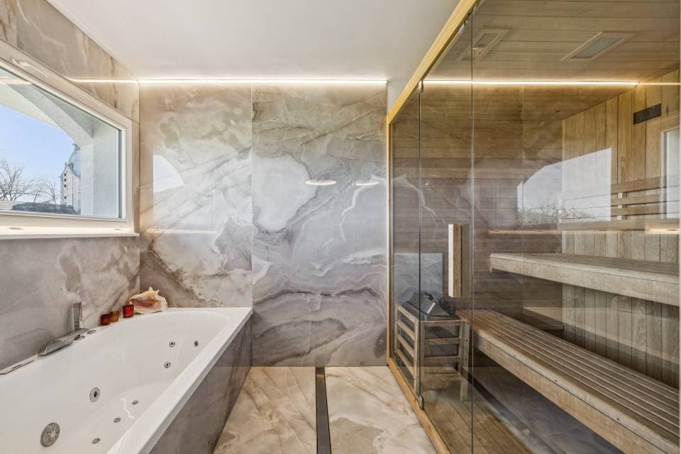 SAUNA UND JACUZZI