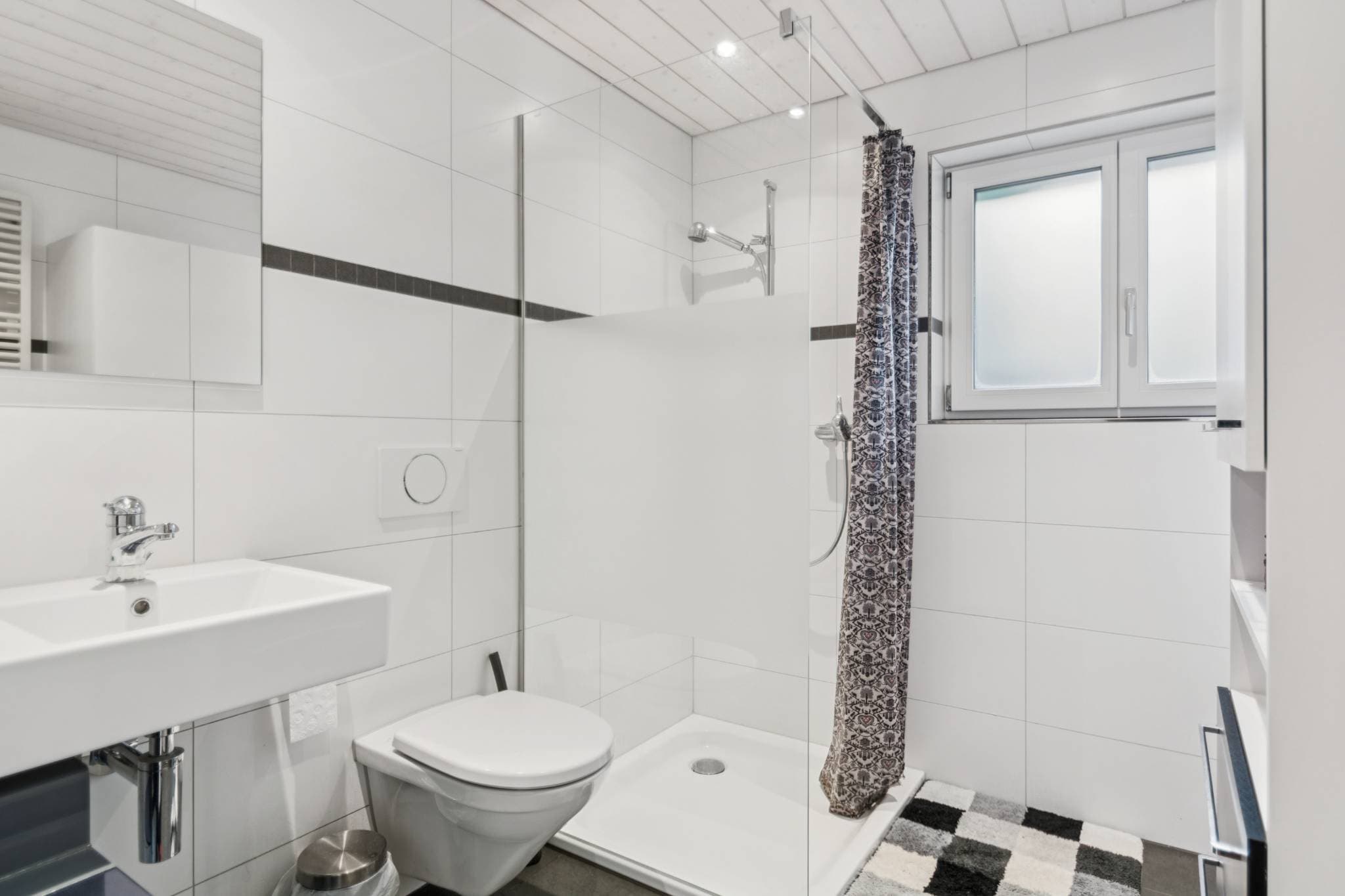 Helles und funktionales Badezimmer.
