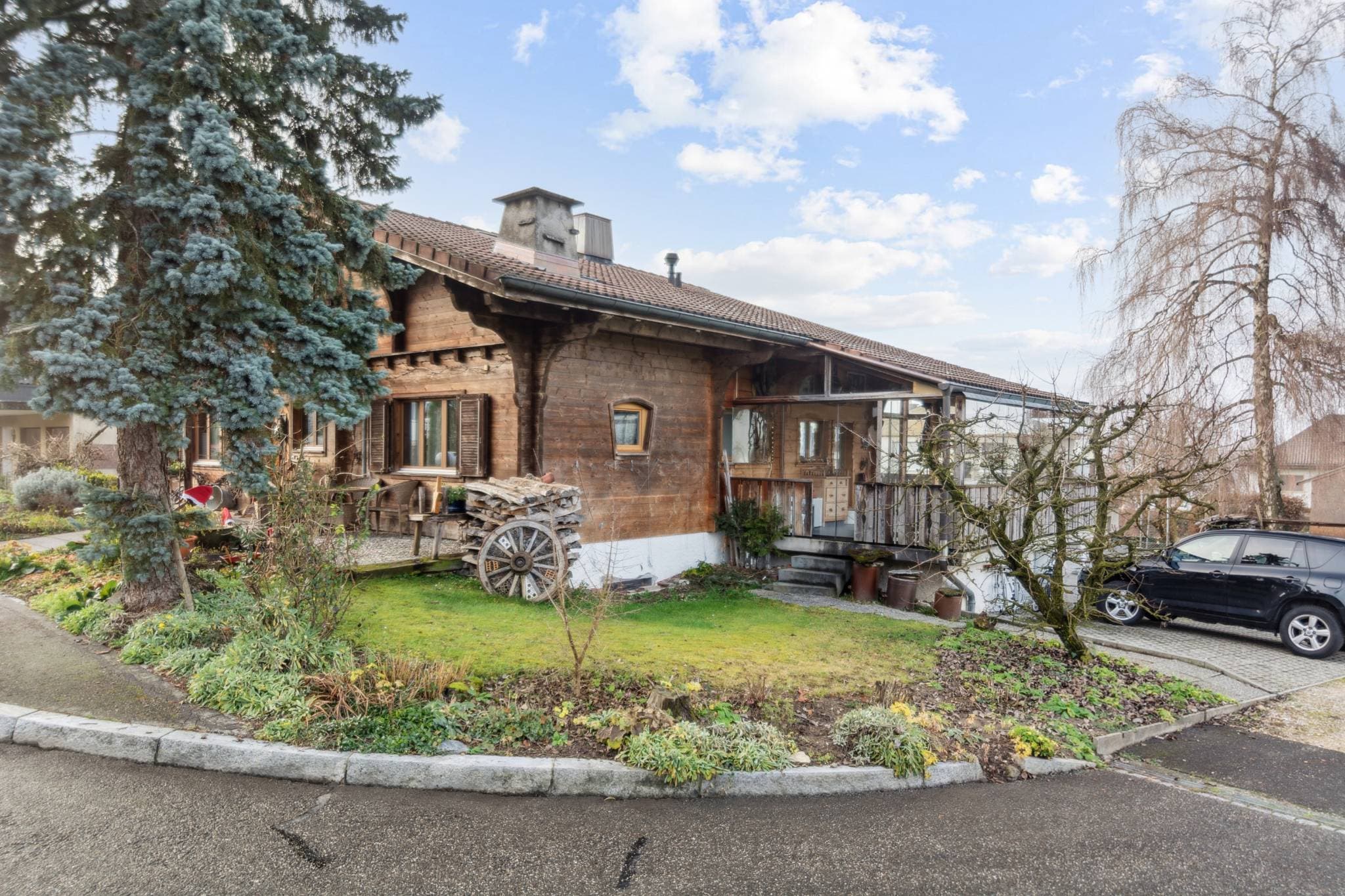 Außenansicht des Hauses mit seinem Chaletstil und seiner ruhigen Umgebung.