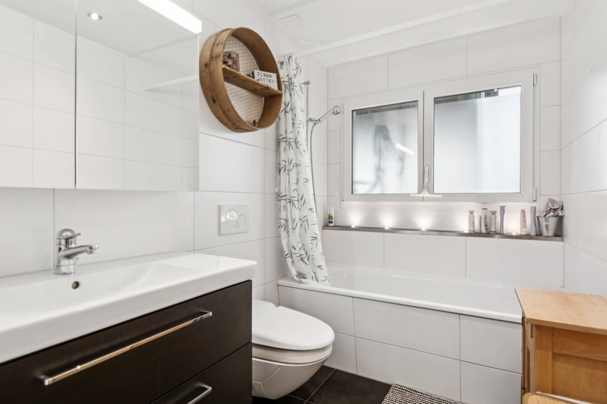 Modernes Badezimmer mit sorgfältiger Verarbeitung.