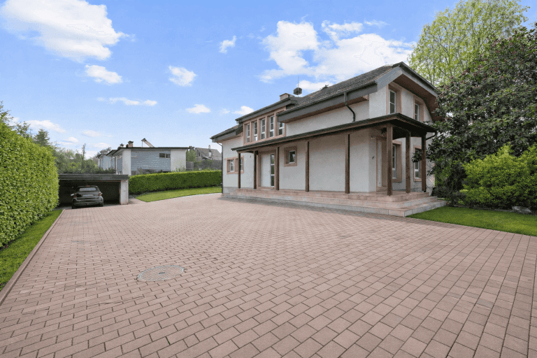Der große Hof des Anwesens mit einer Doppelgarage und vielen Außenplätzen