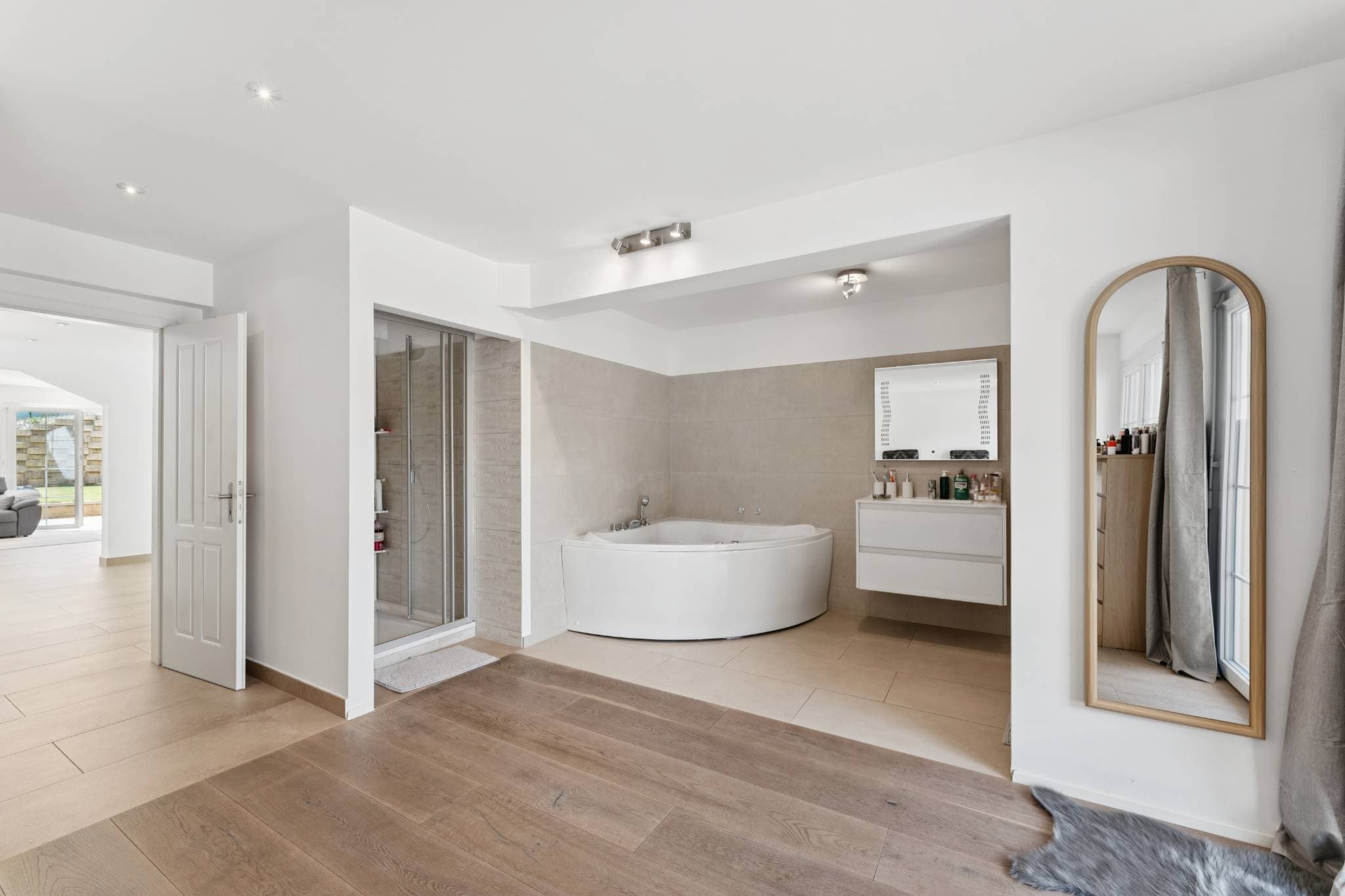 Salle de bain de la chambre parentale au rez inférieur