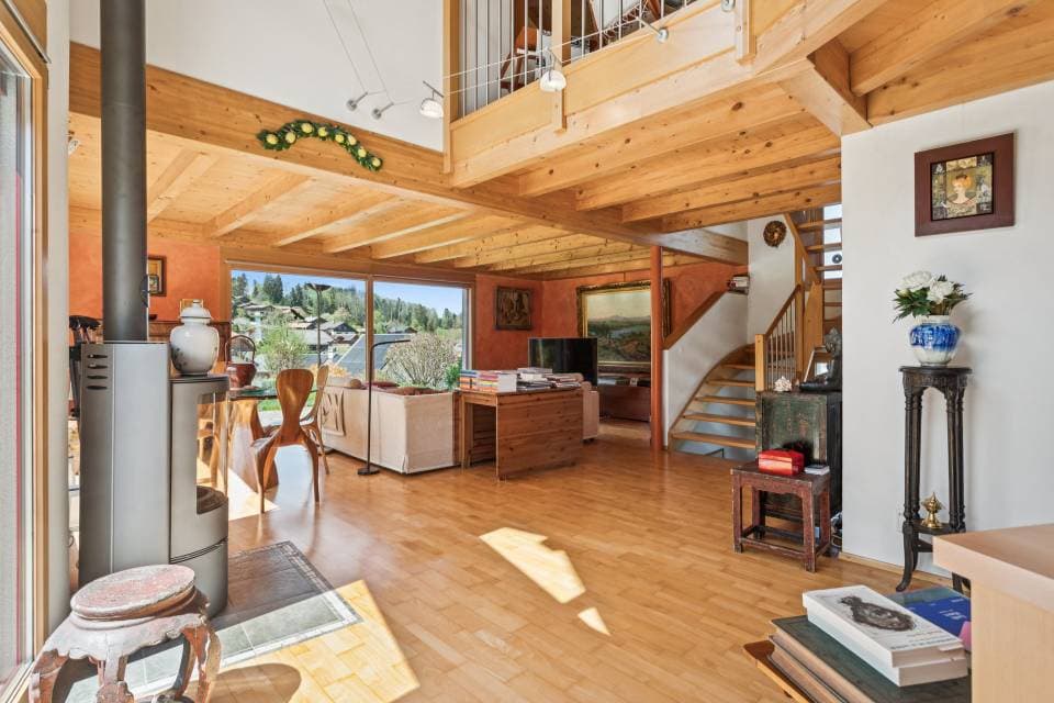 Salle à manger avec belle hauteur jusqu'à la charpente