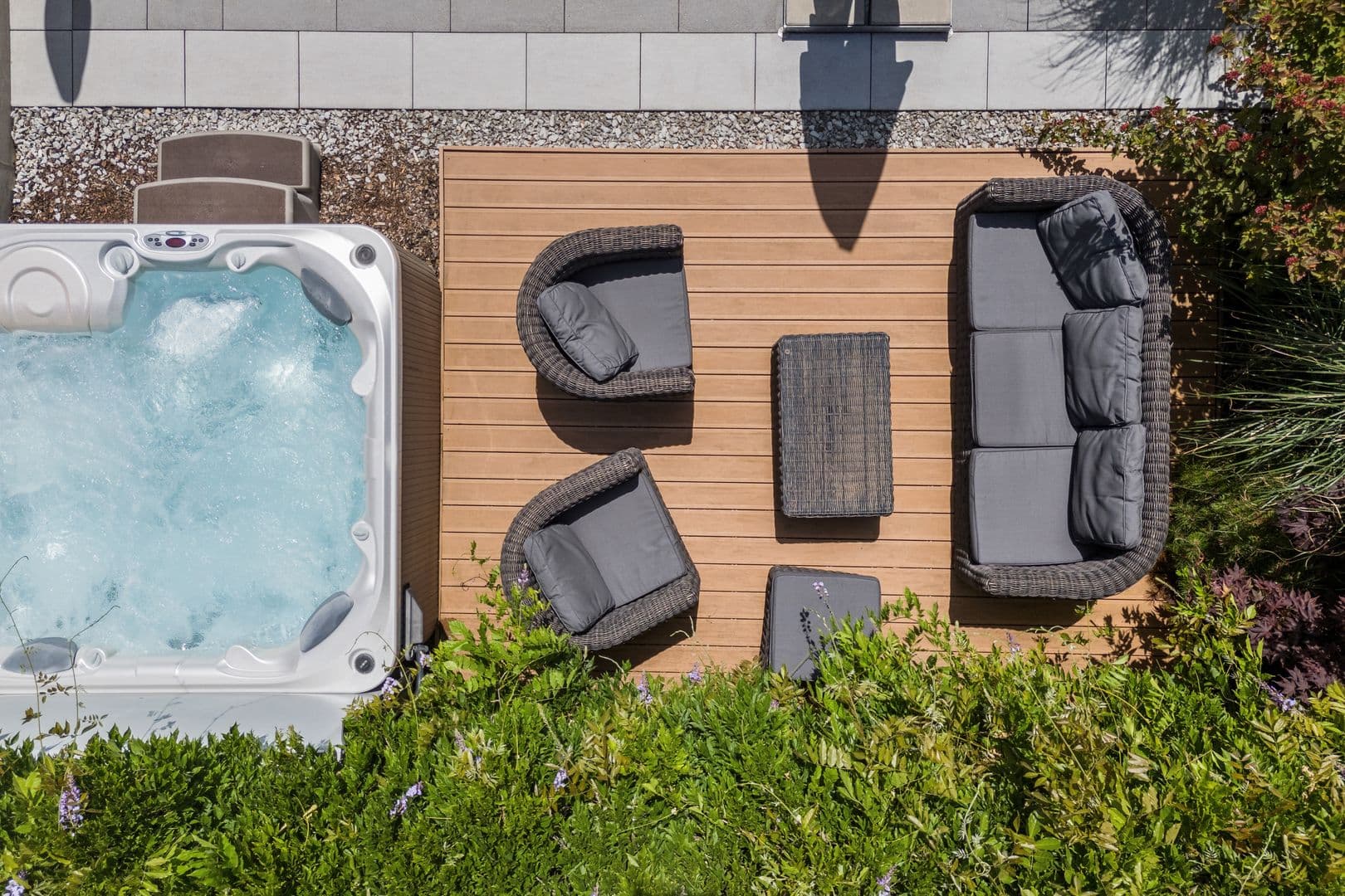 Holzterrasse und Jacuzzi
