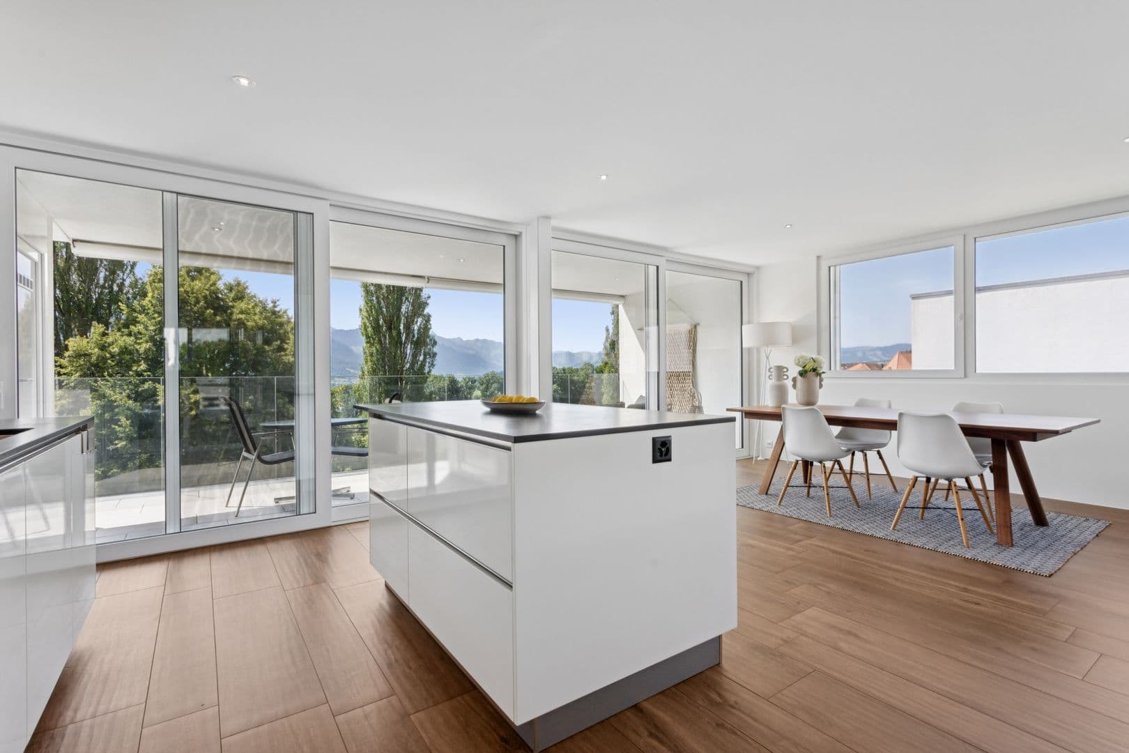 Küche mit zentraler Insel und Zugang zum Balkon