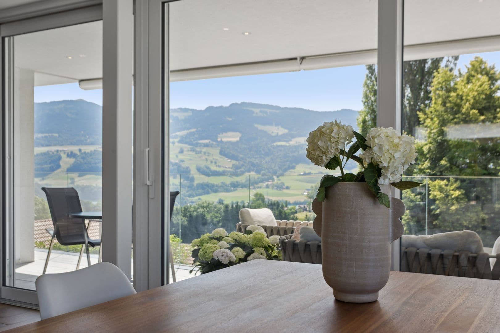 Blick aus dem Esszimmer und Zugang zum Balkon