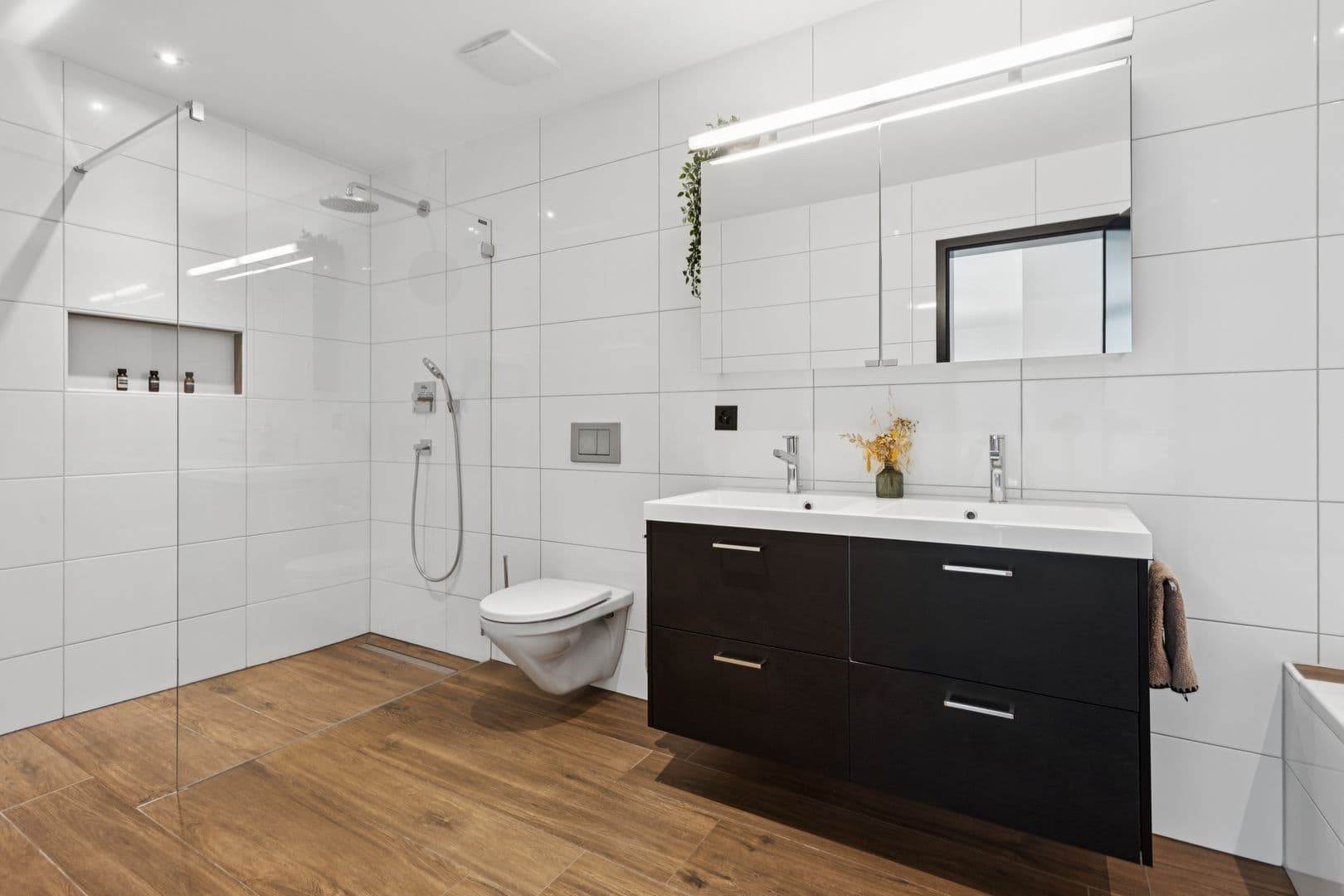 Badezimmer mit begehbarer Dusche und Badewanne