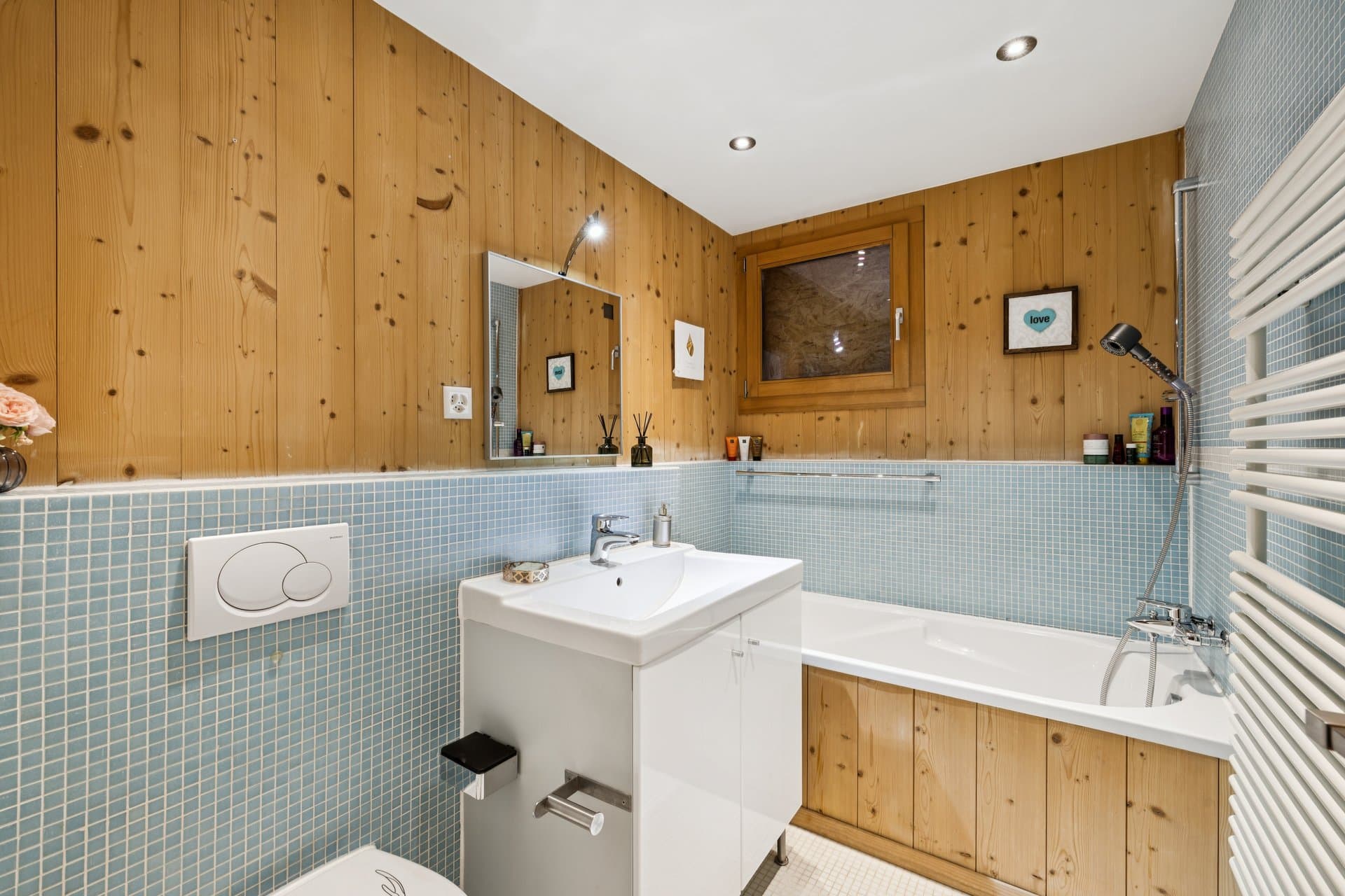 Une élégante salle de bains offrant tout le confort nécessaire au quotidien