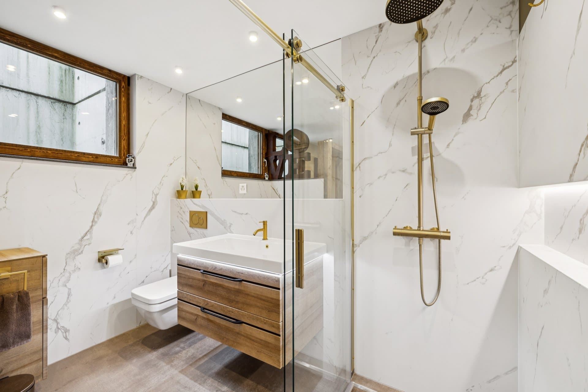 Une élégante salle de bains en suite aux volumes généreux, sublimée par une spacieuse douche à l'italienne