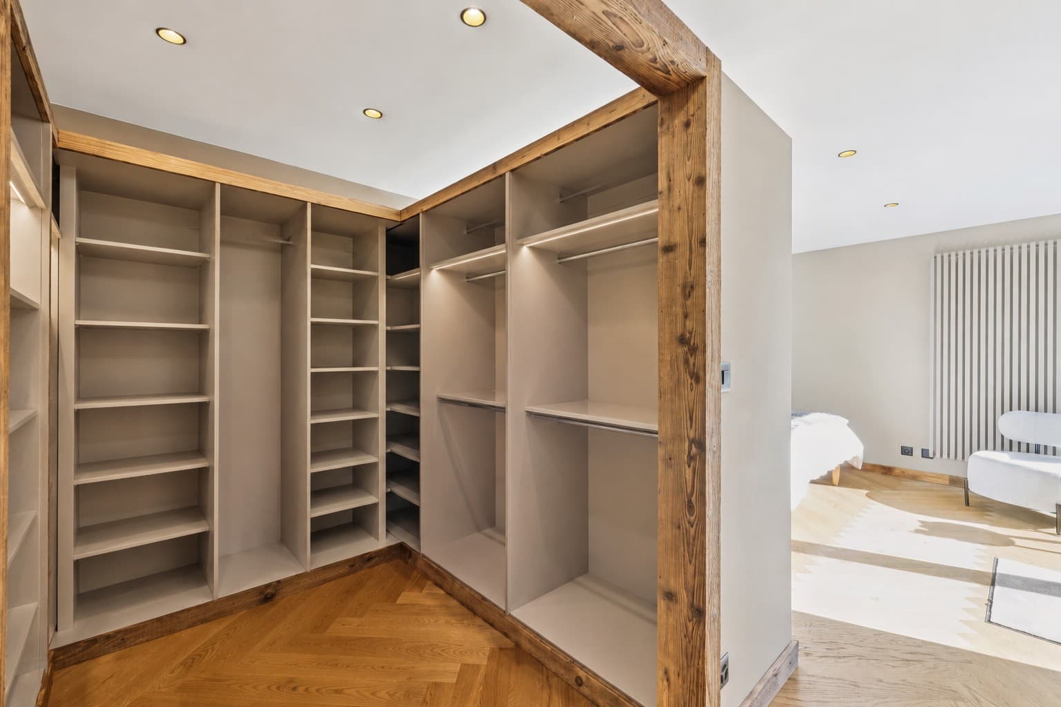 Un spacieux dressing parfaitement intégré à la suite parentale