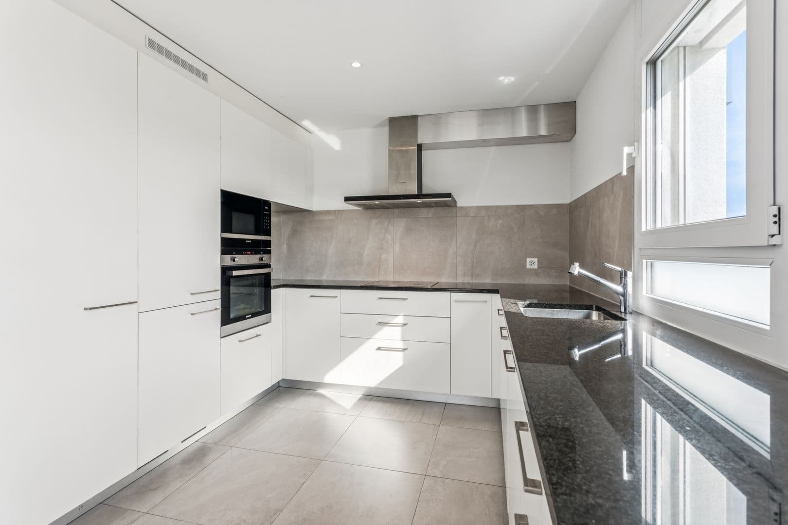 Cuisine ouverte bien équipée