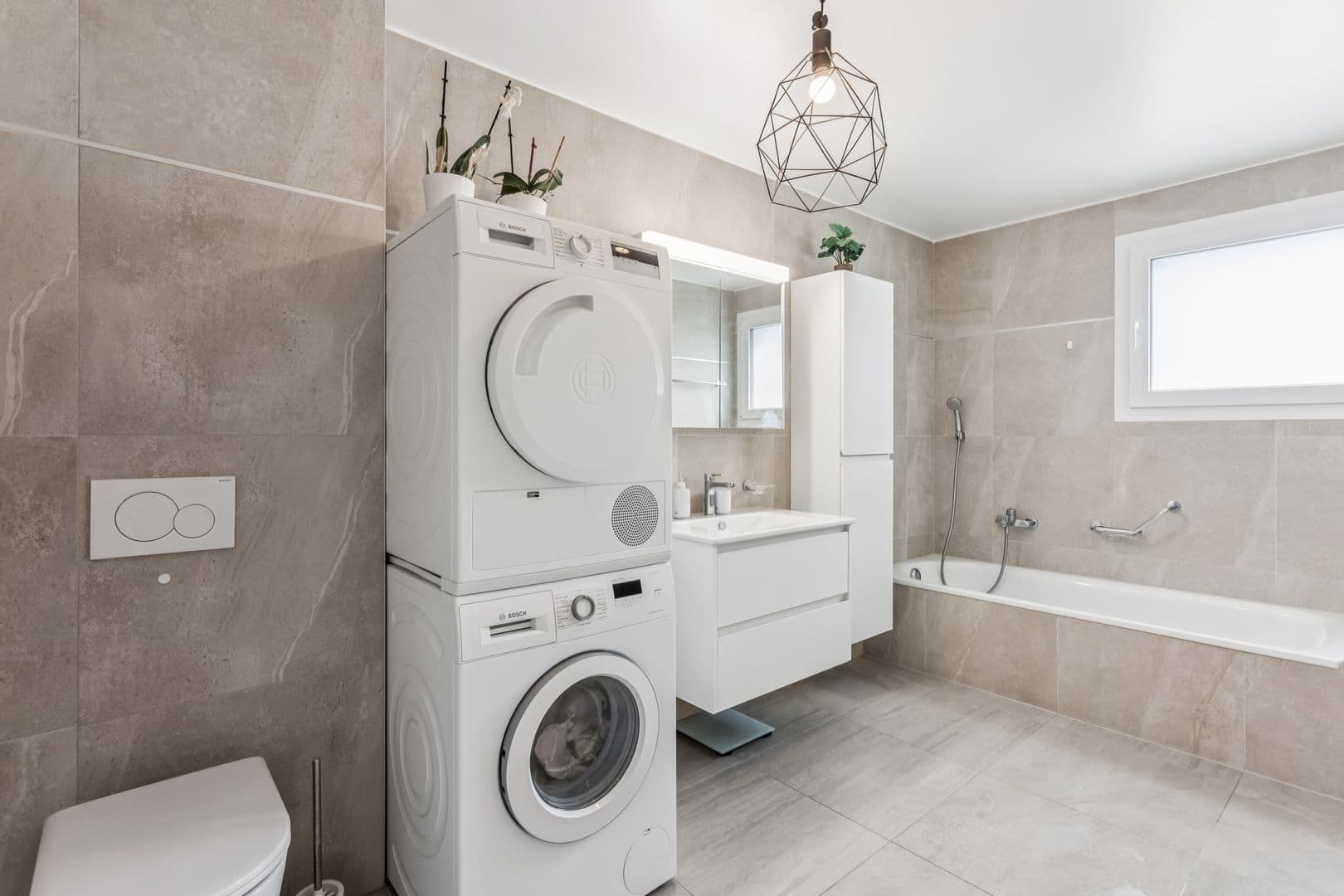 Salle de bains avec colonne de lavage