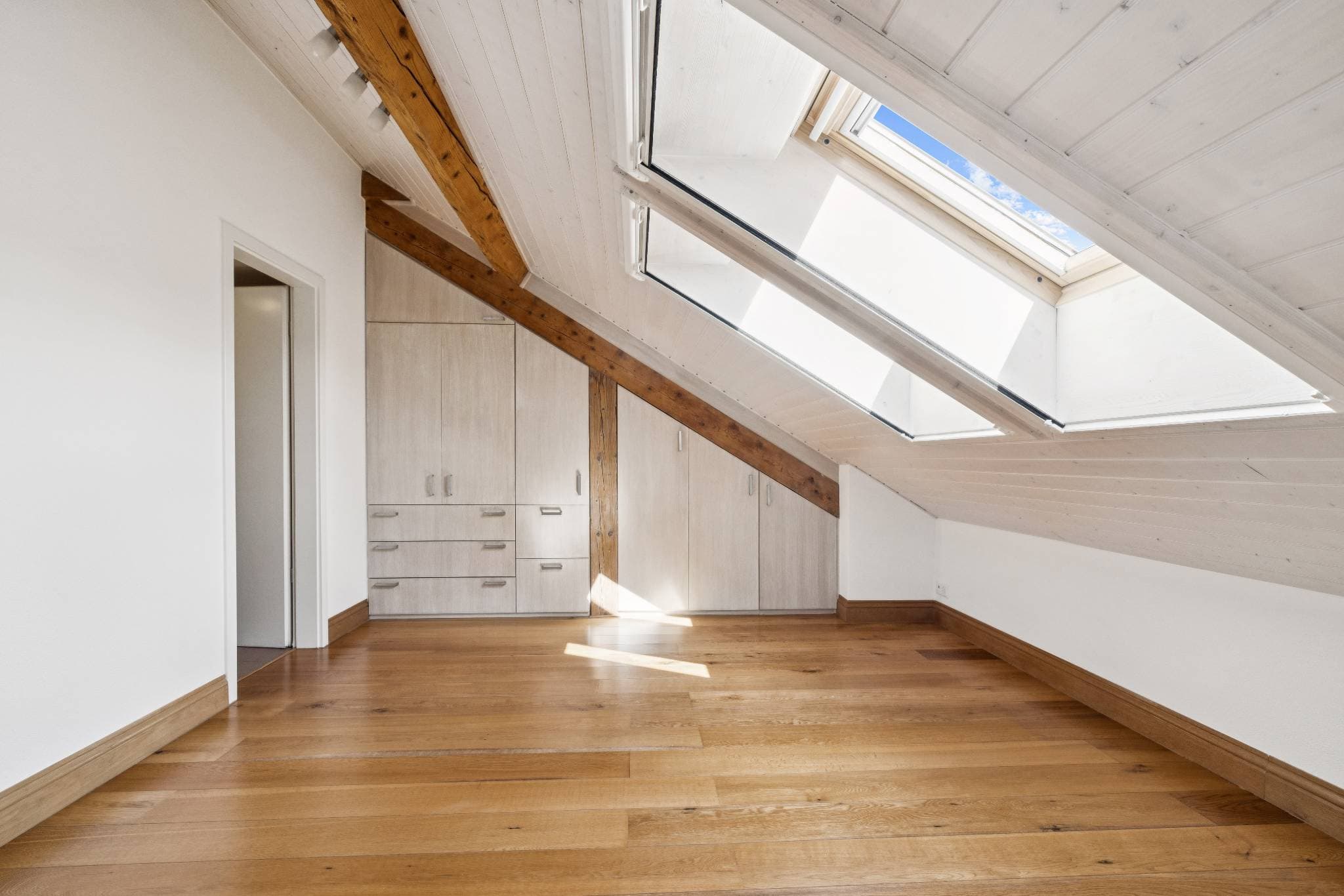 Troisième chambres avec placards et salle de bains attenante