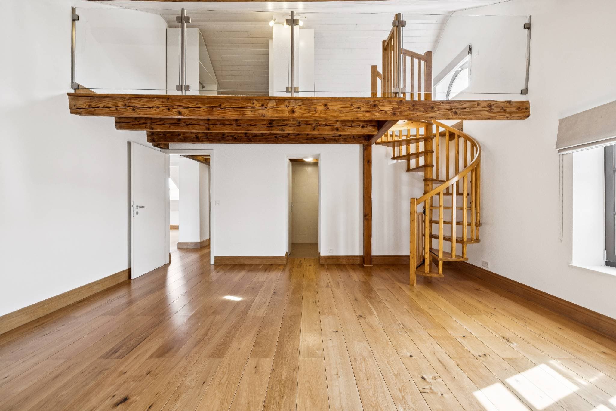 Très grande chambre avec nombreux rangements et sa mezzanine