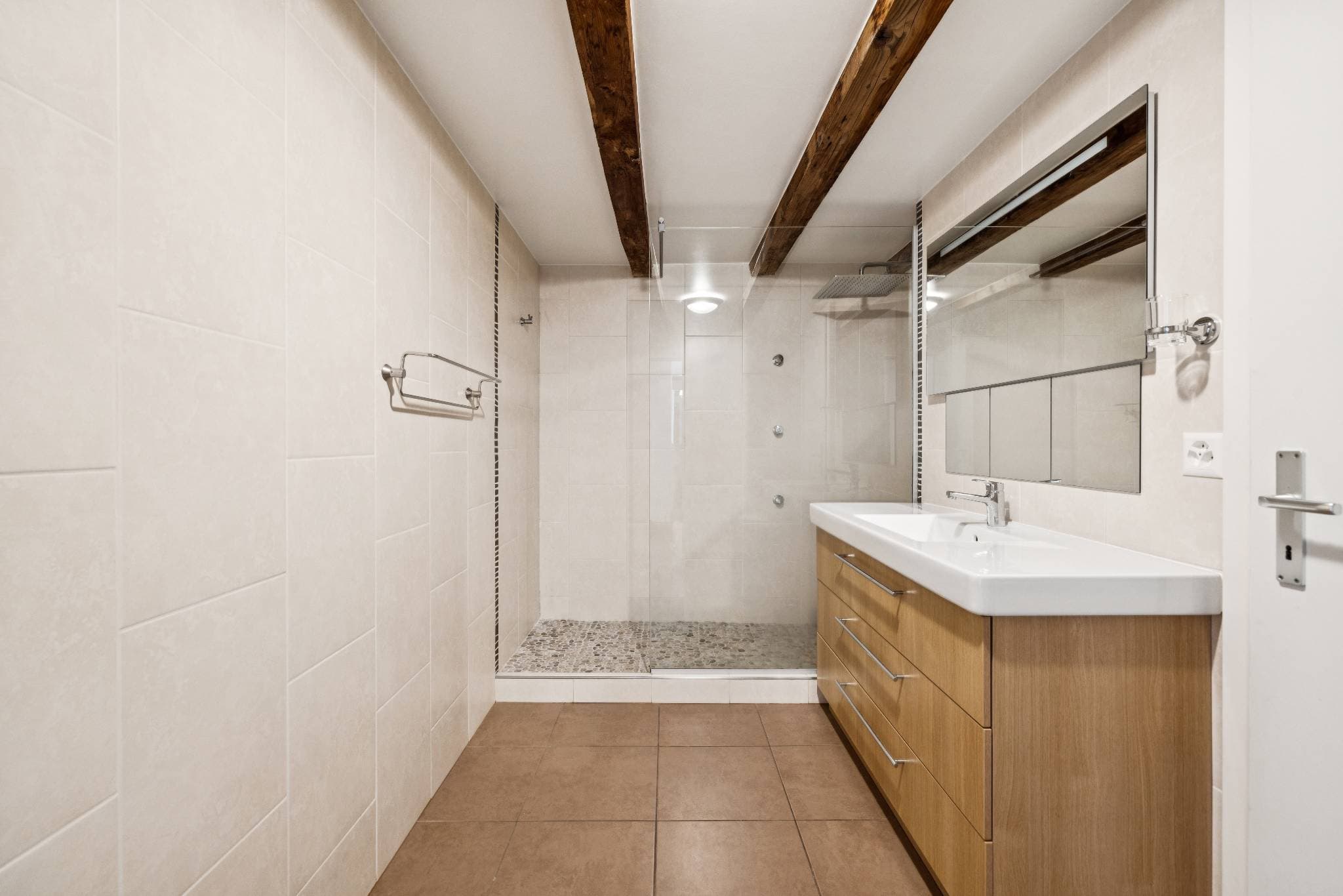 Salle de douche attenante