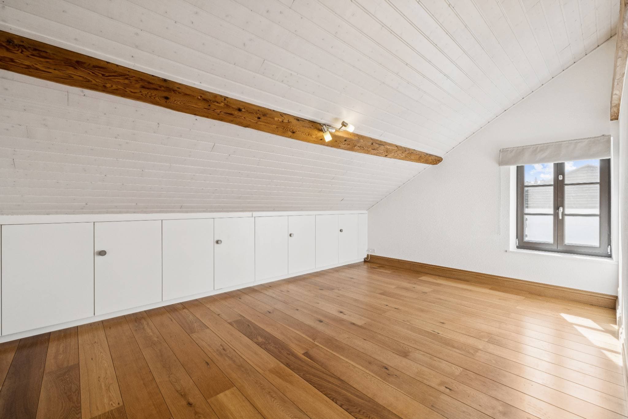 Une seconde chambre spacieuse avec nombreux rangements