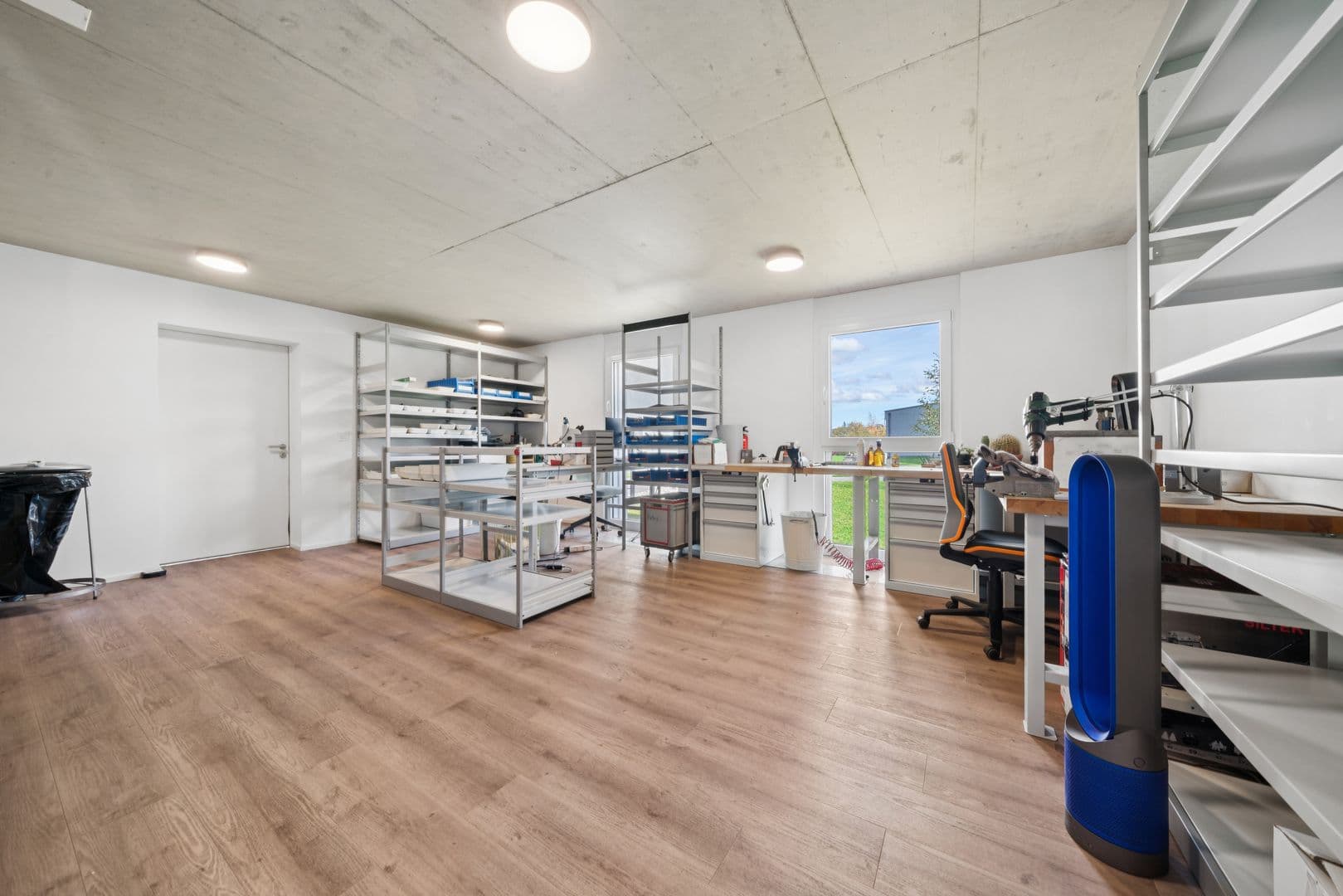 Bureau avec accès sur le palier de l'immeuble