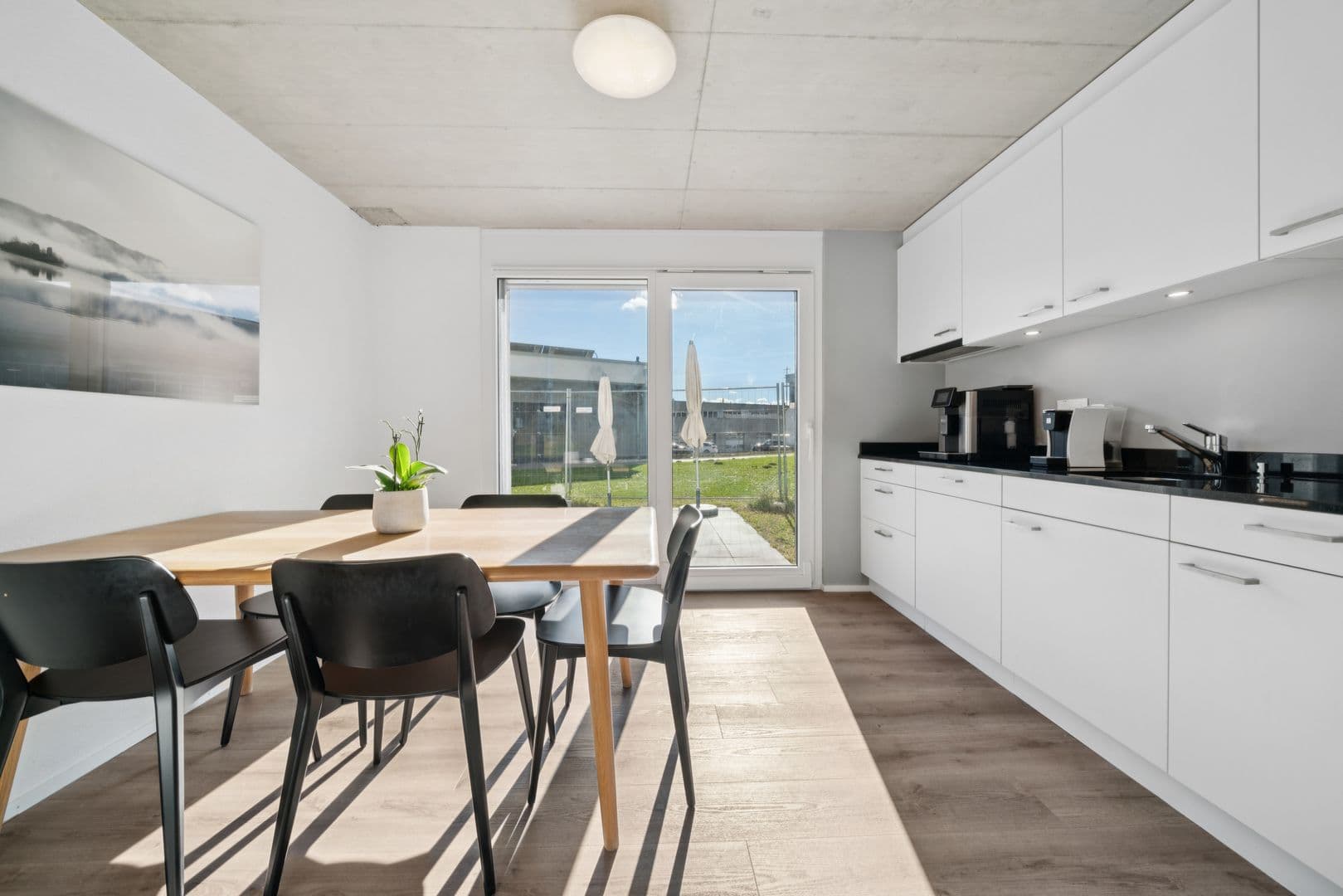 Cuisine équipée avec accès à la terrasse